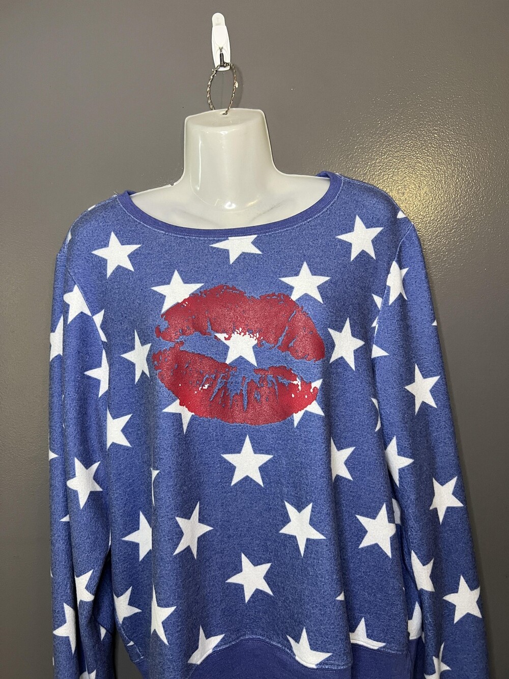 Wildfox Shirt Womens Large Blue Star Print Lips Graphic Long Sleeve Sweatshirt